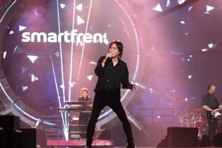 Penampilan sejumlah penyanyi dalam Konser WOW Smartfren dirama, di Istora Senayan, Jumat (20/9/2019). 