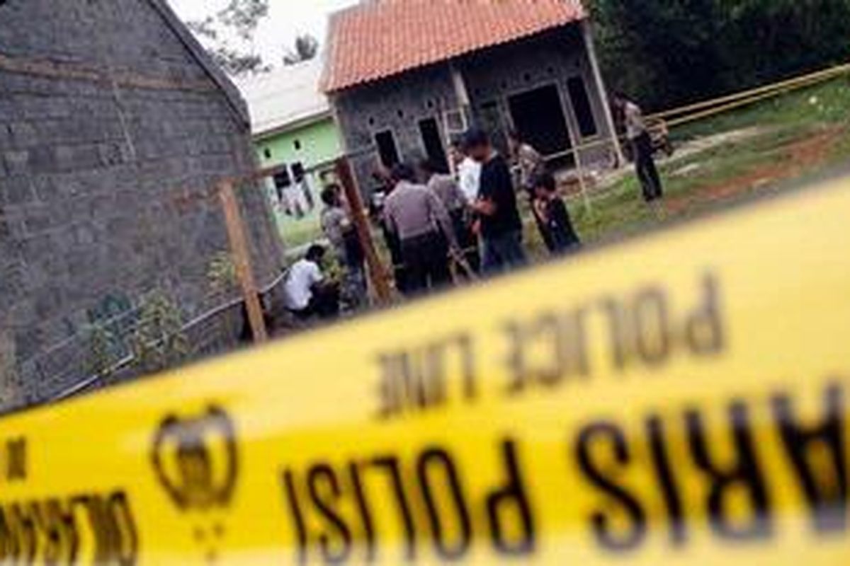 Polisi bersama tim INAFIS mengamankan sejumlah barang bukti dari lokasi penggerebekan rumah terduga teroris di Kampung Warung Jambu RT 3 RW 8, Desa Susukan, Bojong Gede, Bogor, Senin (10/9/2012). Penggerebekan yang dilakukan Densus 88 pada pukul 09.00 pagi ini merupakan hasil pengembangan atas penyerahan diri Muhammad Thorik yang menyerahkan diri ke Pos Polisi Tambora Jakarta Barat semalam.