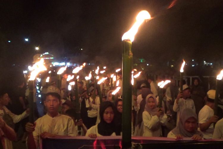 Ribuan peserta dari 48 kelurahan se-kota Palopo, Sulawesi Selatan, Selasa (9/4/2024) malam melaksanakan pawai obor dengan berjalan kaki sejauh 3,7 km sambil membawa miniatur Kabah dan masjid.