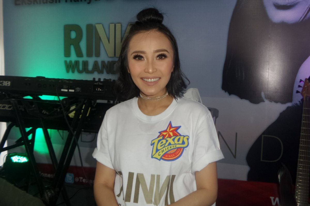 Rinni Wulandari saat peluncuran album best of the best-nya, I Am Independent, di Texas Chicken Cikini, Jakarta Pusat, Rabu (20/9/2017).