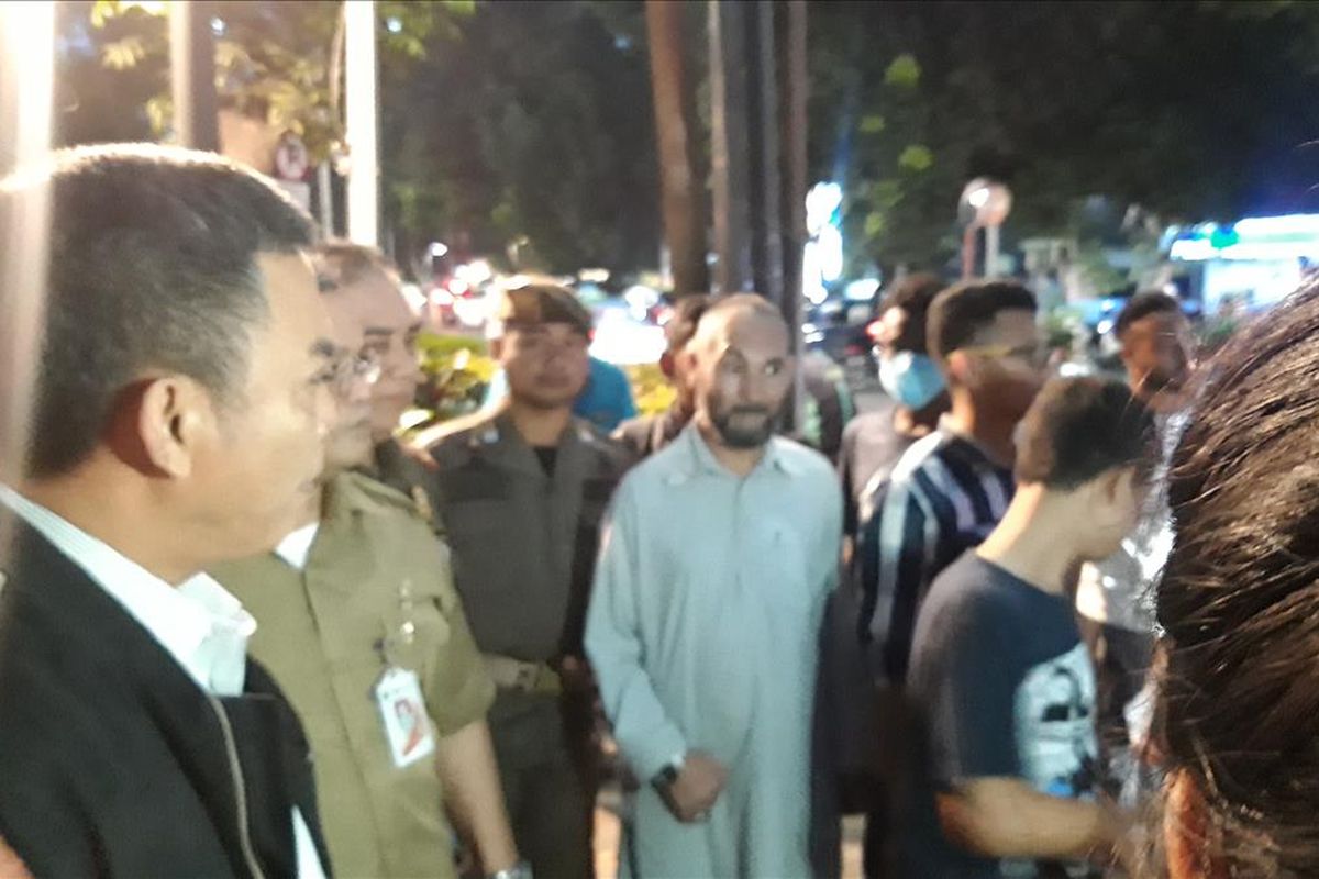 Ketua DPRD DKI Jakarta Prasetyo Edi Marsudi saat mendatangi para pencari suaka, di Jalan Kebon Sirih, Jakarta Pusat, Selasa (9/7/2019) malam.