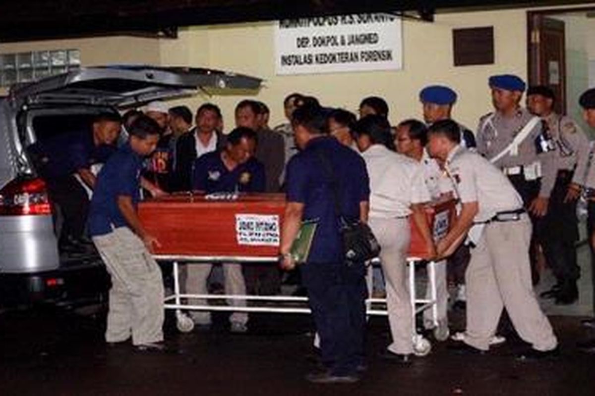 Police carrying the coffin of Dulmatin alias Joko Pitono, Mar. 11, 2010. The body will be transported to Dulmatin's home village, Loning village, Petarukan district, Pemalang regency, Central Java KOMPAS IMAGES/KRISTIANTO PURNOMO