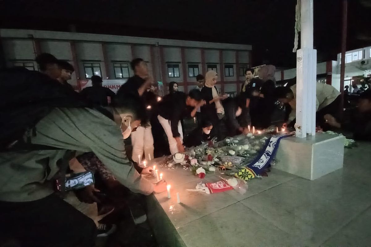 Mahasiswa meletakkan bunga duka dan lilin sebagai tanda belasungkawa 