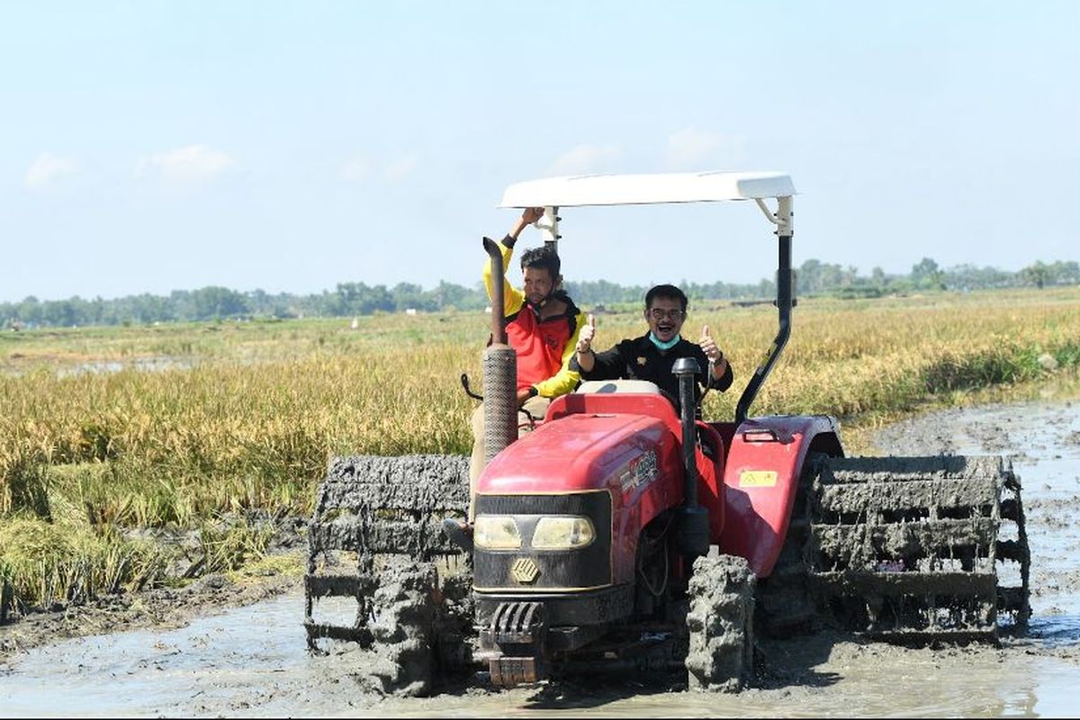 Menteri Pertanian (Mentan) Syahrul Yasin Limpo (SYL) sedang mencoba traktor roda empat untuk membajak sawah.