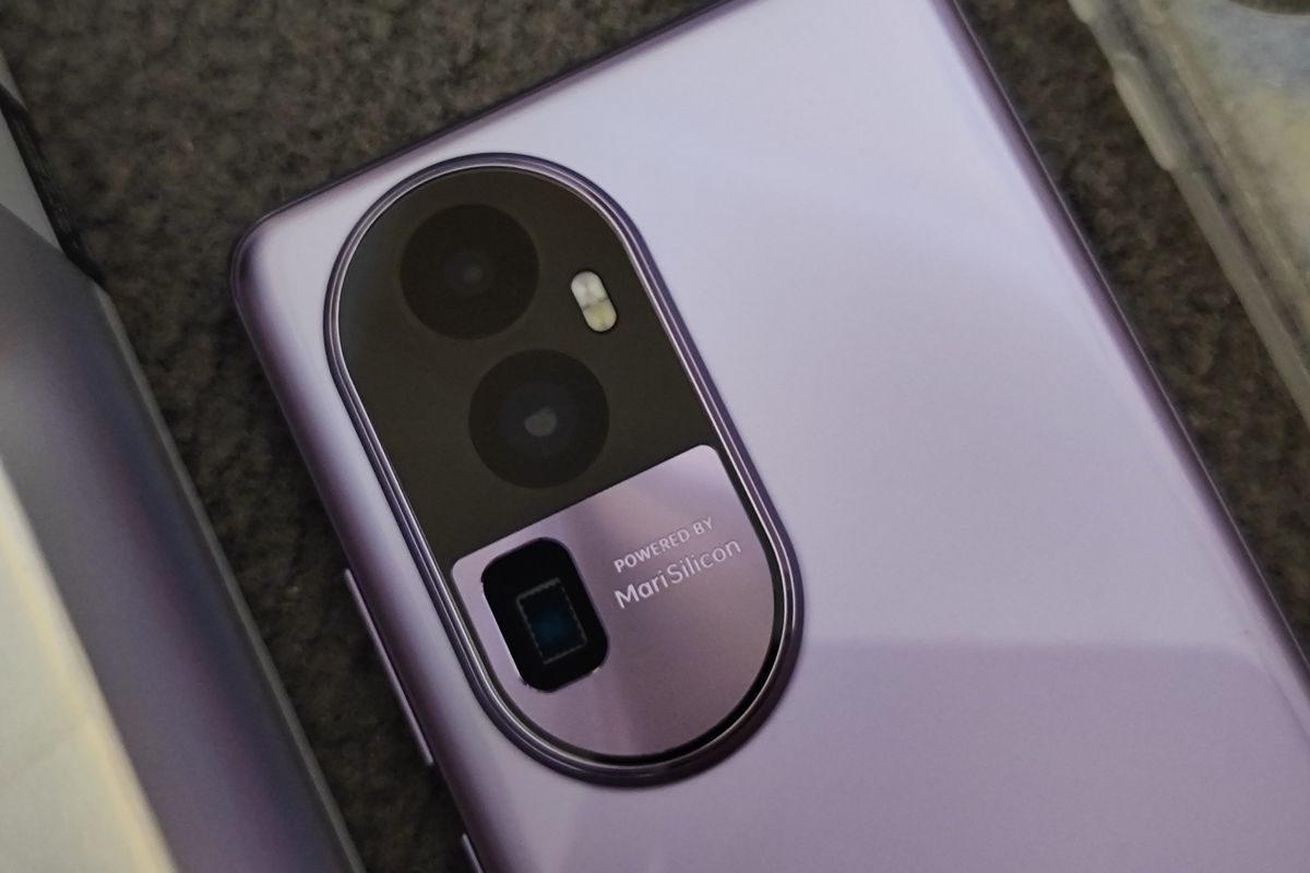 Modul kamera Oppo Reno 10 Pro Plus yang berbentuk kapsul. Dalam modul ini, terdapat kamera telefoto periskop 64 MP yang bisa digunakan untuk memotret jarak jauh.