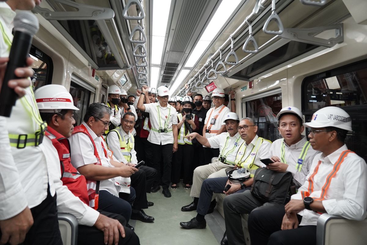 Menko Bidang Kemaritiman dan Investasi Luhut B Pandjaitan meninjau serta ikut uji coba LRT Jabodebek, Jakarta, Jumat (31/3/2023).