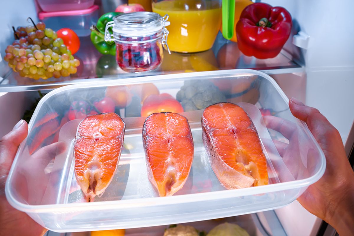 Ilustrasi menyimpan daging ikan salmon di kulkas. 