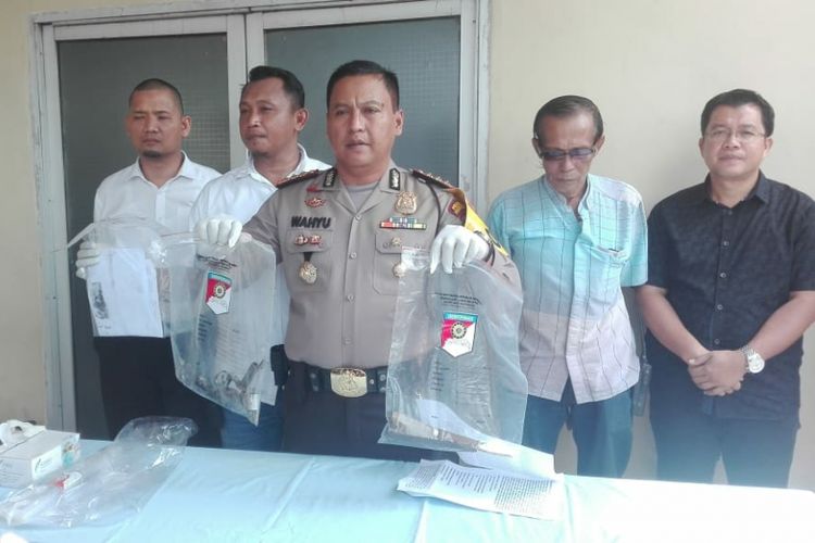 Kapolresta Palembang Kombes Pol Wahyu Bintono menunjukkan barang bukti senpira dan sajam yang didapatkan dari tesangka Jainuri pelaku perampokan  yang tewas ditembak mati.