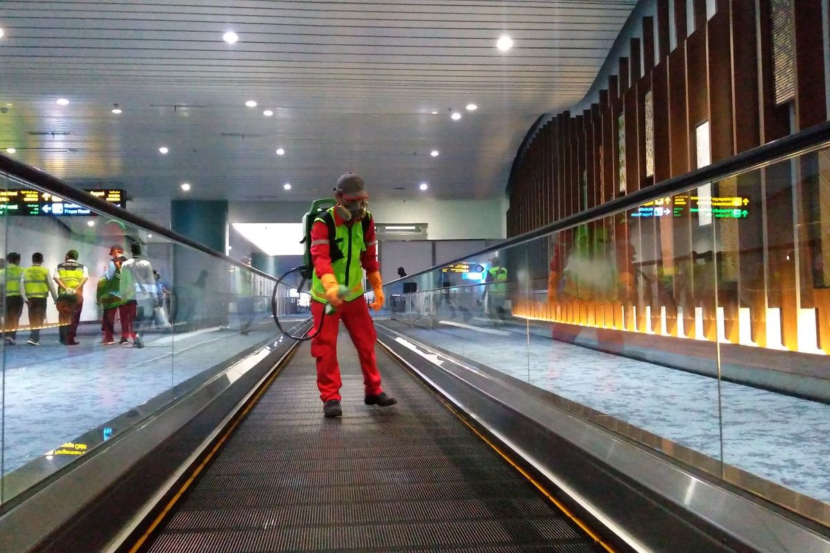 Petugas penyemprotan disinfektan di Terminal 3 Kedatangan Internasional Bandara Soekarno-Hatta, Kamis (5/3/2020)