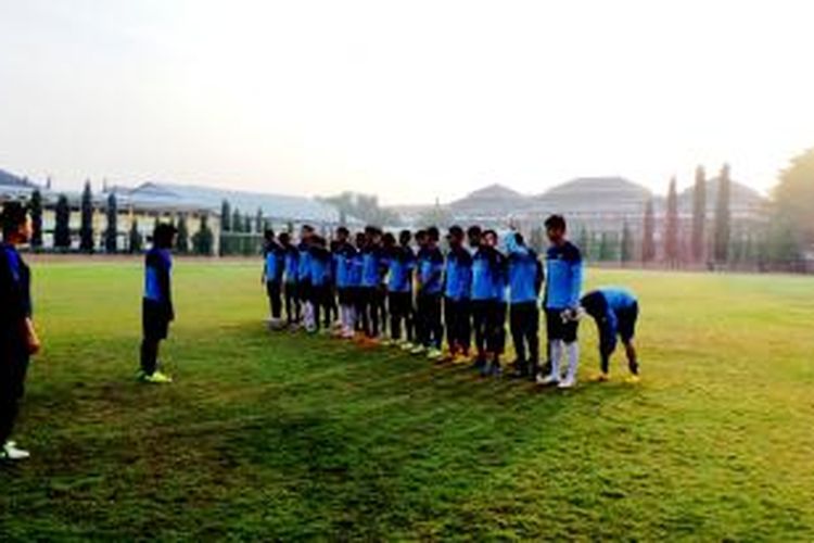 Tim Nasional Indonesia U-19 menjalani sesi latihan di lapangan GOR Universitas Negeri Yogyakarta pada Rabu (3/9/2014) pagi. 