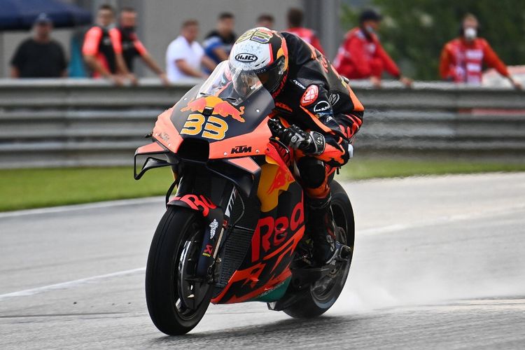 KTM South African rider Brad Binder steers his motorbike during the second free practice session ahead of the Austrian Motorcycle Grand Prix at the Red Bull Ring race track in Spielberg, Austria on August 13, 2021. (Photo by JOE KLAMAR / AFP)