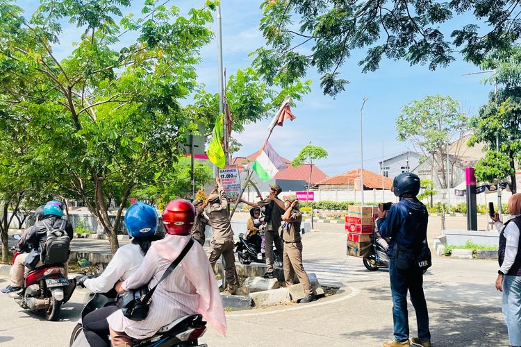 Penertiban Atribut Ormas di Depok, Bendera Dicopot dan Posko Dibongkar