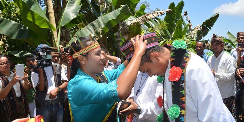 Topi songke menyambut kehadiran Imam Baru, Pater Gabriel Akhir, SVD, di Kampung Waekolong, Desa Ranakolong, Kecamatan Kota Komba, Kabupaten Manggarai Timur, Nusa Tenggara Timur, Kamis (12/10/2017).