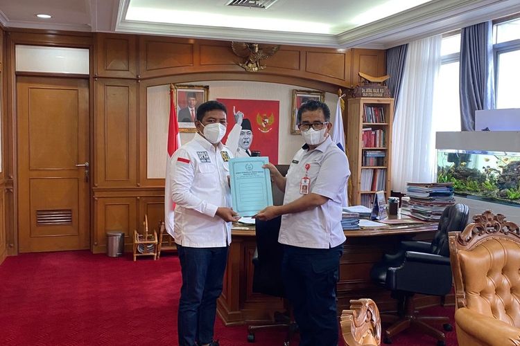 Ketua DPRD menyerahkan surat usulan Penghentian Gubernur dan Wakil Gubernur Banten ke Presiden melalui Dirjen Otda Kemendagri
