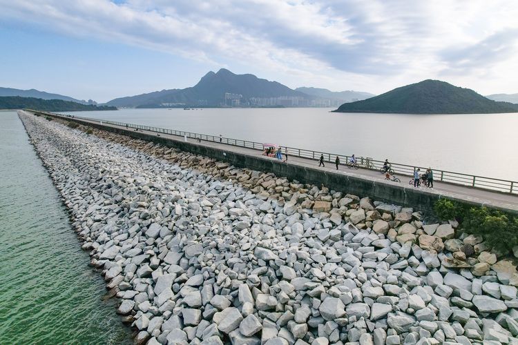 Plover Cove Reservoir, spot bersepeda dengan pemandangan laut di Hong Kong.