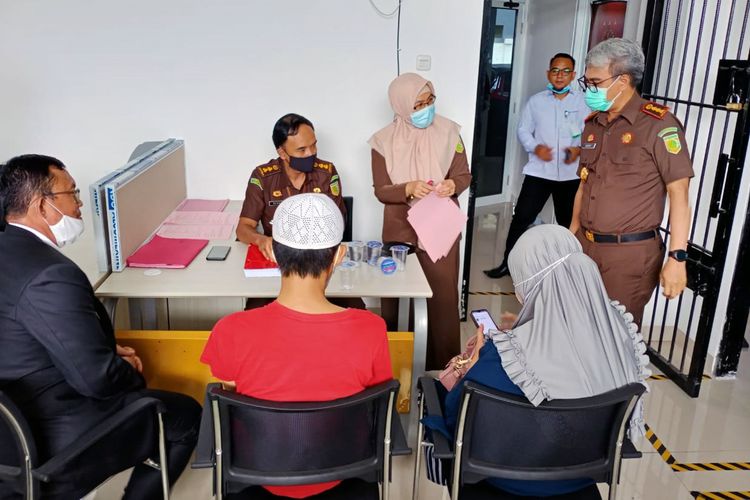 Tersangka AA (kaus merah) pelaku penusukan Syekh Ali Jaber dilimpahkan ke Kejaksaan Negeri Bandar Lampung, Senin (26/10/2020). Jaksa berencana melimpahkan kasus ini ke pengadilan pada awal November 2020 besok.