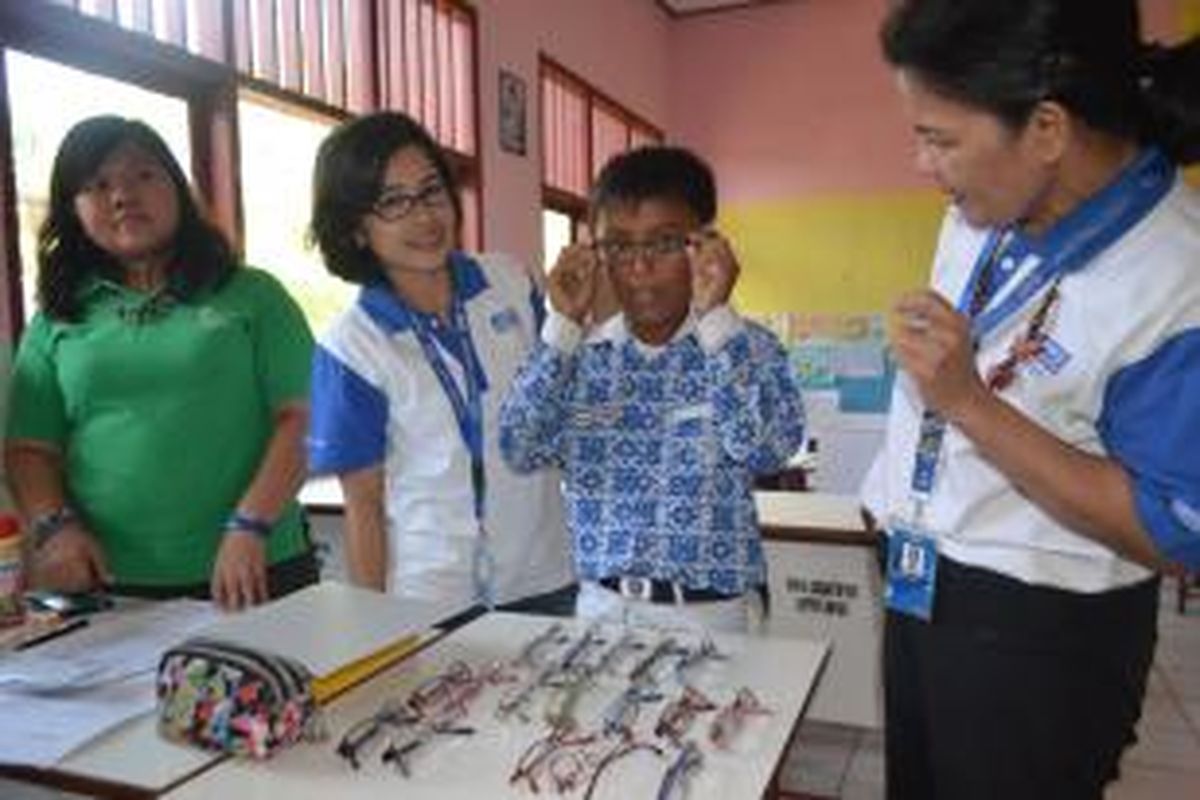 Salah seorang siswa sedang memilih kacamata setelah selesai pemeriksaan mata di SDN 03 Cibatu, dalam kegiatan CSR yang diselenggarakan oleh PT Lippo Cikarang Tbk berupa Penyuluhan & Pemeriksaan Mata serta Pemberian Kacamata Gratis selama tiga hari sejak 21, 22 dan 23 September di tiga Sekolah: SDN 01, SDN 02 dan SDN 03 Cibatu, Desa Cibatu, Kecamatan Cikarang Selatan.

 

 