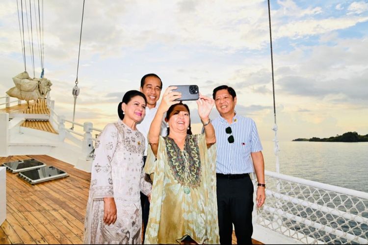 Presiden Joko Widodo dan Ibu Iriana berfoto bersama para pemimpin ASEAN saat menyaksikan sunset Laut Flores, Labuan Bajo, NTT, Rabu (10/5/2023).