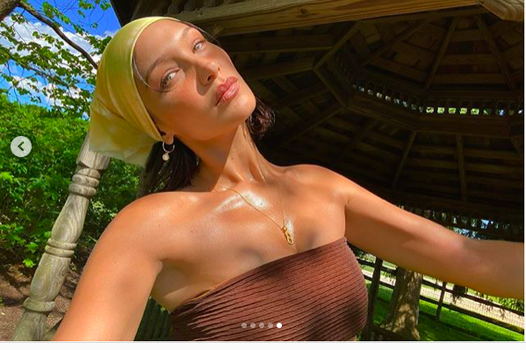 Supermodel Bella Hadid tampil berbikini dalam foto terbarunya.