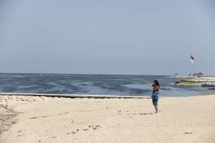 Seorang wisatawan tengah berada di Pantai Sindhu, Sanur, Denpasar, Bali (Sabtu/15/2016). Pantai Sindhu masih berada di garis Pantai Sanur.