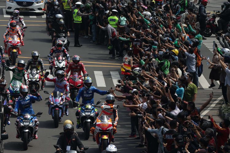 Sebanyak 20 pebalap MotoGP turut serta dalam parade MotoGP di Jakarta, Rabu (16/3/2022). Parade dari depan Istana Merdeka menuju Bundaran Hotel Indonesia, Jakarta Pusat ini sebagai rangkaian acara sebelum memulai balapan di Sirkuit Mandalika, Lombok, Nusa Tenggara Barat, Minggu (20/3/2022).