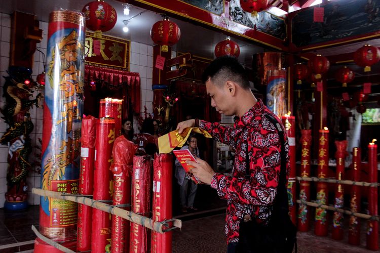 Warga keturunan Tionghoa membakar kertas uang saat bersembahyang di Klenteng Hok Lay Kiong, Bekasi, Jawa Barat, Sabtu (25/1/2020). Imlek 2571 merupakan tahun tikus logam yang bermakna kemakmuran, rezeki, kesehatan dan keberuntungan berlimpah.
