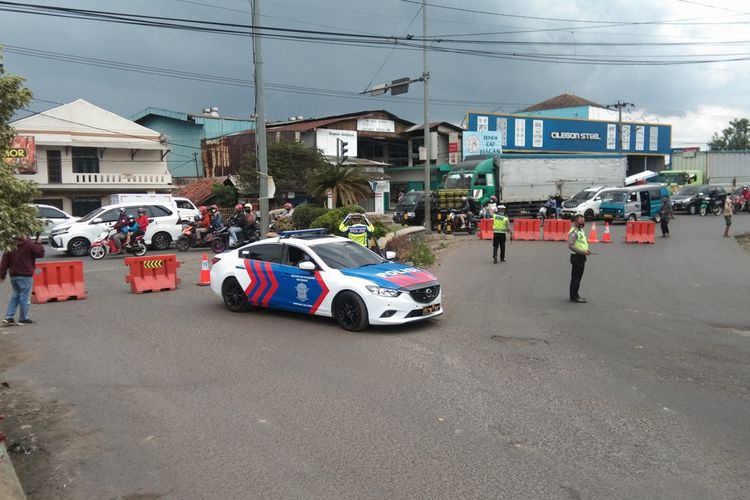 Polisi tengah melakukan pengaturan lalu lintas di Exit Tol Karawang Timur, Senin (28/2/2022).