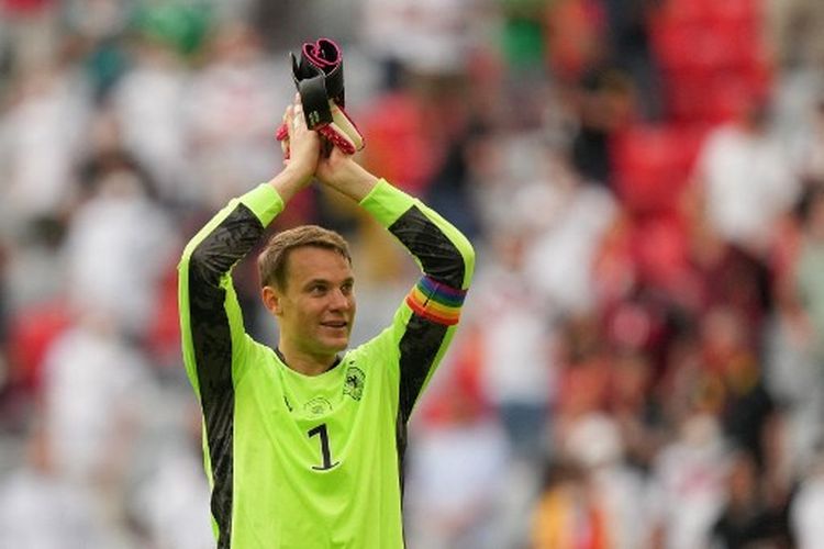 Kiper timnas Jerman, Manuel Neuer, seusai laga Grup F Euro 2020 melawan Portugal di Stadion Allianz Arena, Sabtu (19/6/2021). Terkini, Neuer terancam absen pada Piala Dunia 2022 karena masih belum pulih dari cedera bahu.