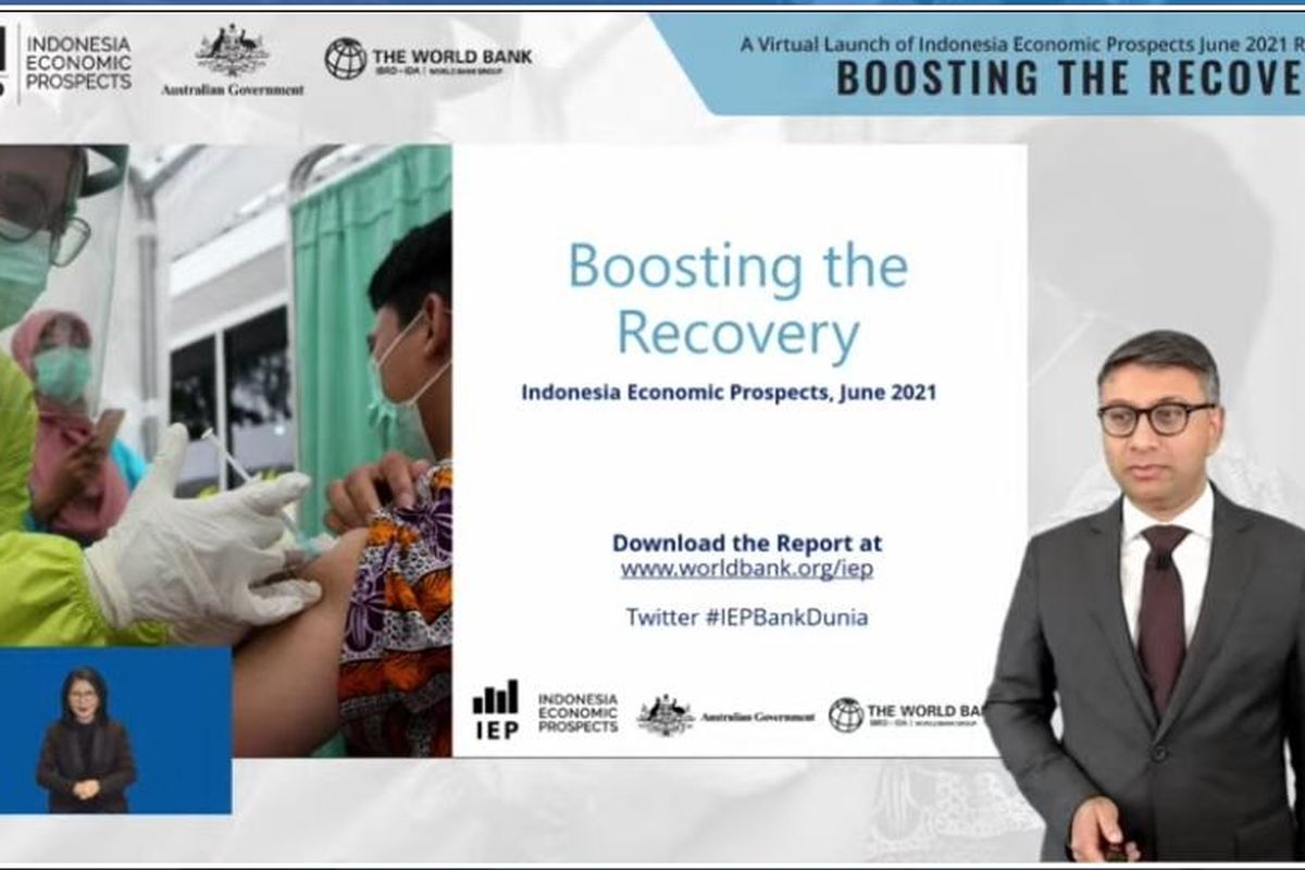 Lead Economist Bank Dunia untuk Indonesia dan Timor Leste, Habib Rab saat memaparkan proyeksi pertumbuhan ekonomi Indonesia tahun 2021 dan 2022 dalam Indonesia Economic Prospects, Kamis (17/6/2021).