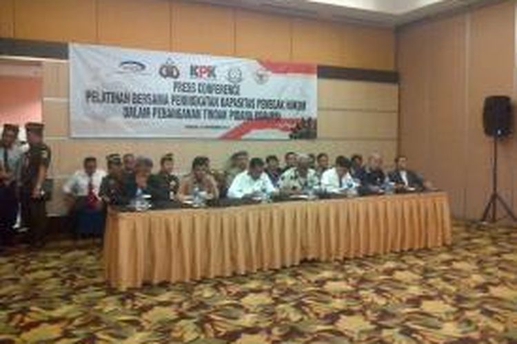 Ketua KPK, Jaksa Agung, Anggota III BPK, Kepala PPATK, Kepala BPKP dan Dir Tipikor Bareskrim Mabes Polri saat memberikan keterangan pers di Manado.