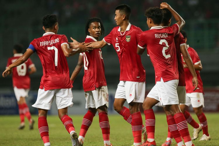 Pemain timnas U19 Indonesia melakukan selebrasi usai membobol gawang Brunei pada laga lanjutan Grup A Piala AFF U19 2022 yang digelar di Stadion Patriot Candrabhaga, Bekasi, Senin (4/7/2022). Indonesia unggul 7-0 atas Brunei
