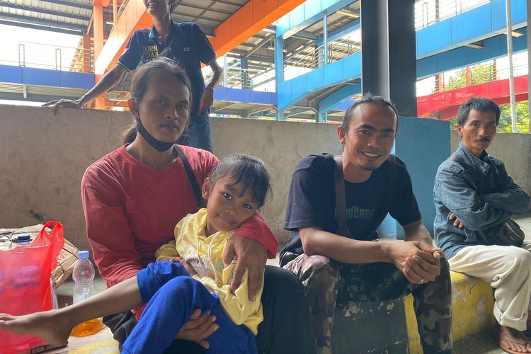 Dua kakak beradik, Subaidi (tengah) dan Jahrani (kiri) bersama dua saudaranya saat ditemui Kompas.com di Terminal Pondok Cabe, Pondok Cabe Udik, Pamulang, Tangerang Selatan. Rabu (17/4/2024)