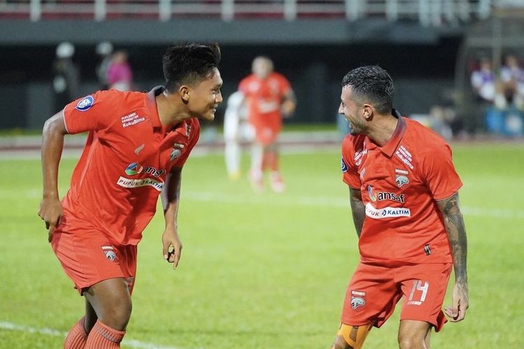 Pemain Borneo FC Ahmad Nur Hardianto (kiri) selebrasi seusai menjebol gawang Persis Solo saat pertandingan pekan ke-7 Liga 1 2022-2023 yang berakhir dengan skor 2-1 di Stadion Segiri Samarinda, Minggu (28/8/2022). Terkini, Borneo FC berhasil mengalahkan Bali United dengan skor 3-1 pada laga pekan ke-15 Liga 1, Kamis (15/12/2022).