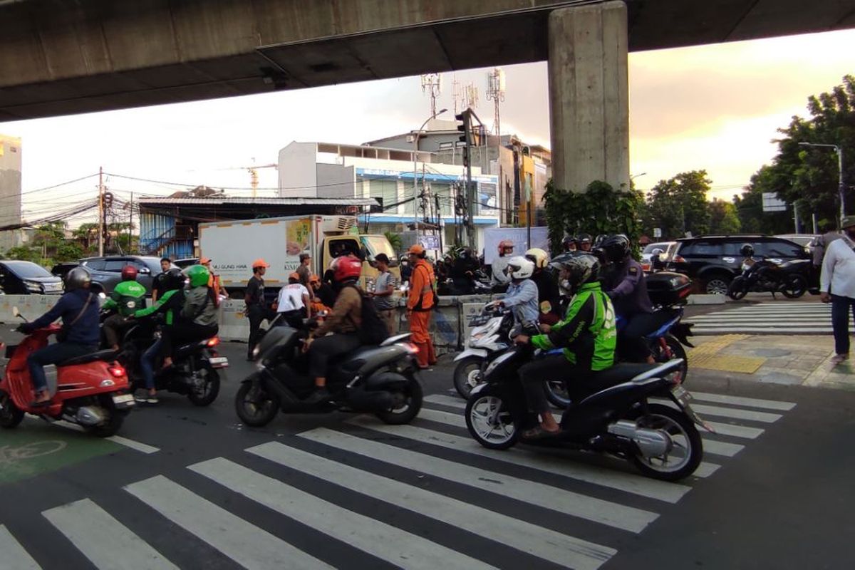 Sejumlah petugas gabungan yang terdiri dari kepolisian, Dinas Perhubungan, dan Keluarahan Petogogan melakukan pembongkaran beton pembatas di kawasan Pasar Santa, Jakarta Selatan, secara manual, Senin (17/4/2023). 