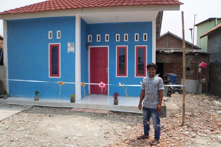 Rohadi (25) berdiri di depan rumahnya yang telah dipugar di Kelurahan Panjunan, Kecamatan Lemahwungkuk, Kota Cirebon. Rumahnya yang dulu banyak ditumpuki sampah kini bersih dan nyaman, ia bisa lebih khidmat berkeja dan mengurusi ibunya yang saat ini sedang sakit.