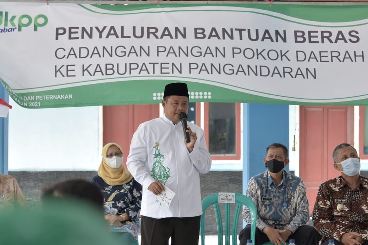 Wakil Gubernur (Wagub) Jawa Barat (Jabar) Uu Ruzhanul Ulum menyalurkan 53,739 ton beras Cadangan Pangan Pemerintah Daerah (CPPD) bagi masyarakat terdampak banjir dan gagal panen di Kabupaten Pangandaran, Jumat (9/4/2021).
