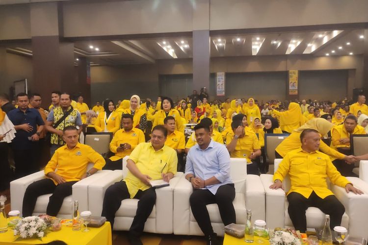 Ketua Umum Partai Golkar, Airlangga Hartarto didampingi Ijeck dan Bobby saat membuka acara Rapat Pimpinan Daerah (Rapimda) III Golkar Sumatera Utara, di Hotel Santika, Kota Medan, Senin (11/12/2023) malam. 