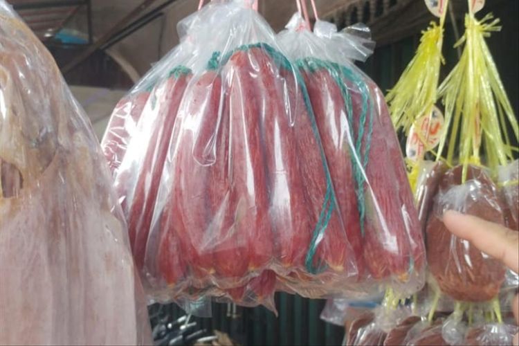 Kerupuk dan sosis berbahan dasar daging babi ditemukan di sejumlah pasar di Kota Singkawang, Kalimantan Barat. 