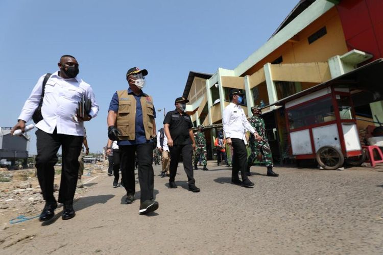 Kepala Badan Nasional Penanggulangan Bencana (BNPB) Letjen TNI Ganip Warsito blusukan ke Pasar Bitingan, Kota Kudus, Jawa Tengah, Kamis (3/6/2021). 