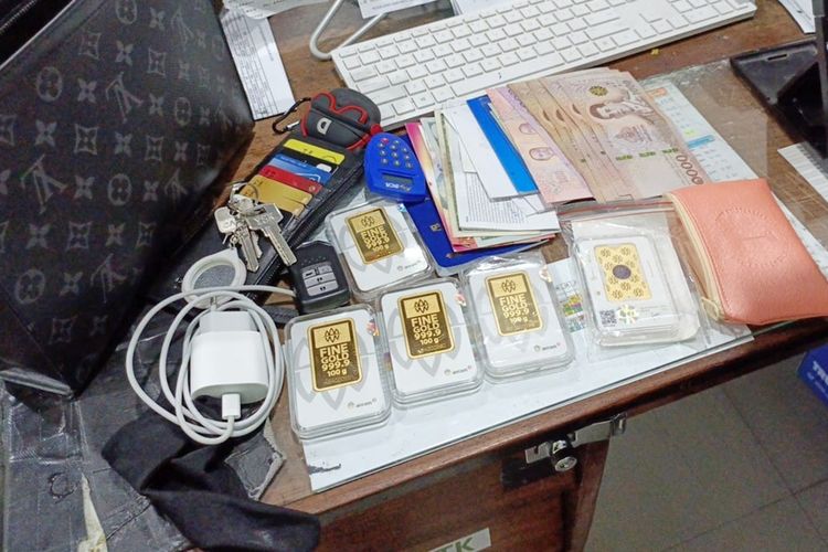 Emas batangan, mata uang asing dan sejumlah barang di tas warna coklat milik penumpang kereta tertinggal di Stasiun Tawang Semarang Bank Jateng. 
