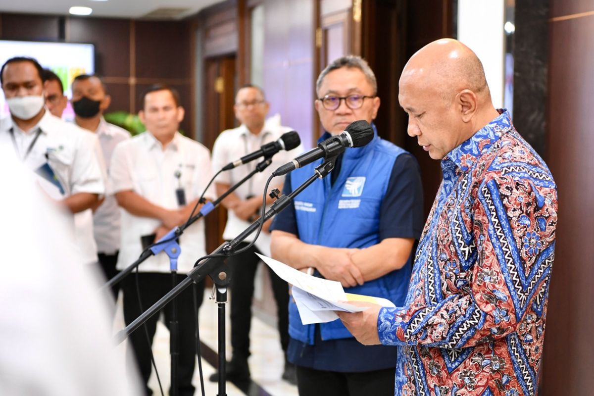 Menkop UKM Teten Masduki dalam pembahasannya dengan Mendag Zulkifli Hasan terkait Dampak Impor Pakaian Bekas Ilegal terhadap UKM di Kantor Kemenkop UKM, Jakarta, Senin (27/3/2023).