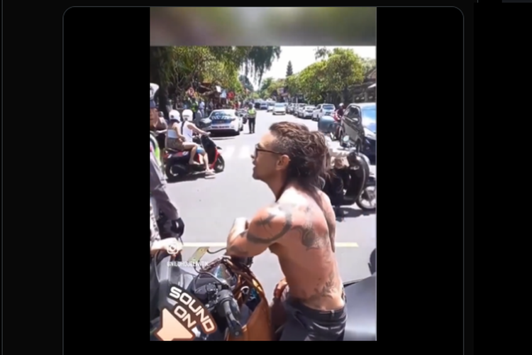 Bule di Bali memaki petugas kepolisian karena menolak ditilang.