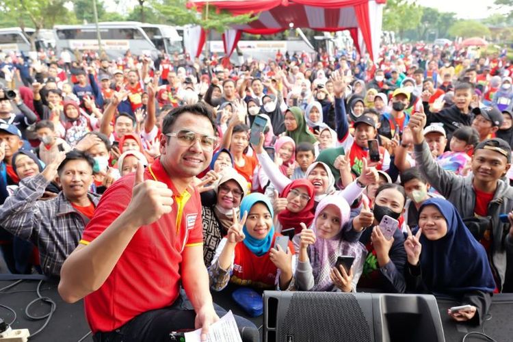 Brand Ambassador Alfamart, Raffi Ahmad, menghibur peserta Mudik Asyik 2023. 
