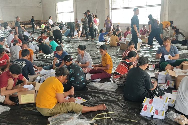 Petugas menyortir dan melipat surat suara di Gudang Logistik KPU Kabupaten Buleleng, Provinsi Bali, Senin (4/12/2023).