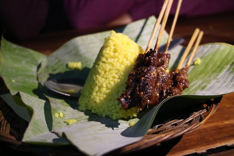 Sate Maranggi Ma Nunung salah satu kuliner khas Cianjur yang menghidangkan sate dengan nasu uduk atau ketan bakar.