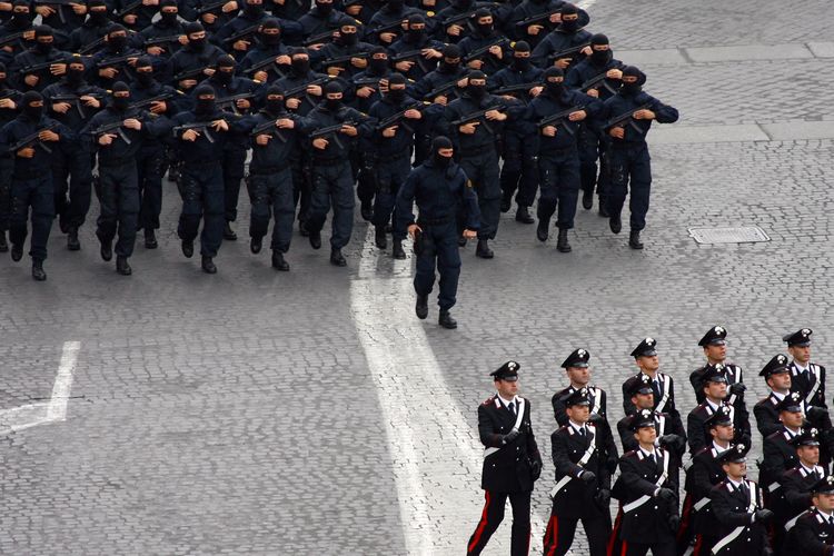 Pasukan GIS Italia berbaris di jalan Via dei Fori Imperiali selama parade militer di Roma, (2/6/2007).