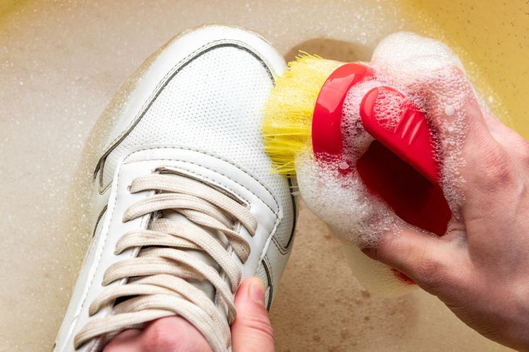 Ilustrasi mencuci sepatu. 