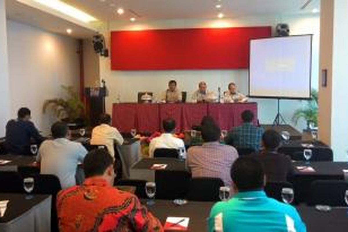 Jajaran direksi memberi penjelasan mengenai peringatan HUT RI ke-70 di Mamuju Sulawesi Barat.