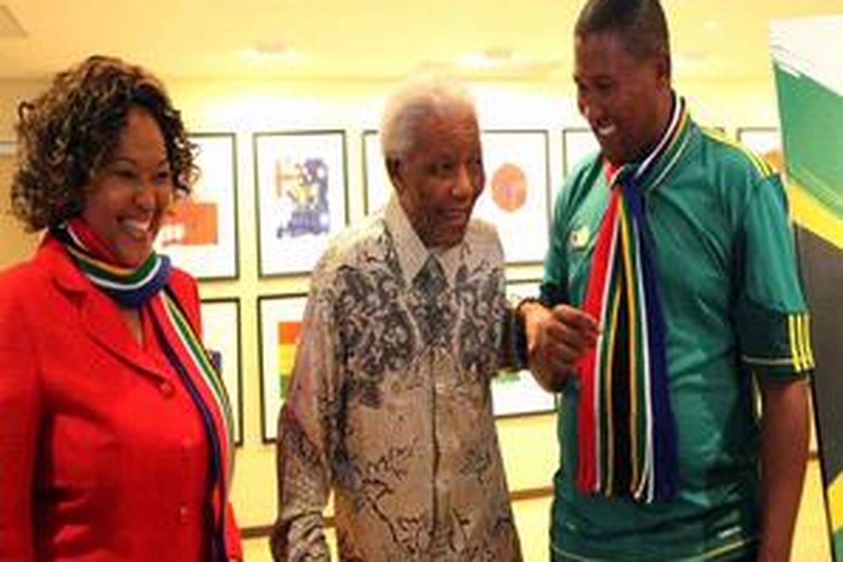 Mantan Presiden Afrika Selatan Nelson Mandela (tengah), batal menghadiri upacara pembukaan Piala Dunia 2010, Jumat (11/6/10).