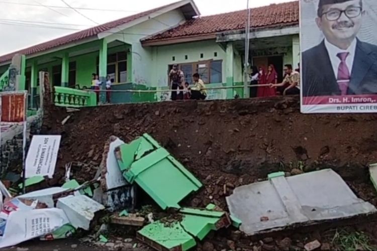 Tembok Penahan Tanah (TPT) SDN 1 Sinarancang Kecamatan Mundu Kabupaten Cirebon Jawa Barat longsor pada Rabu petang (24/1/2024). BPBD Ingatkan penting nya kesiapsiagaan bencana.
